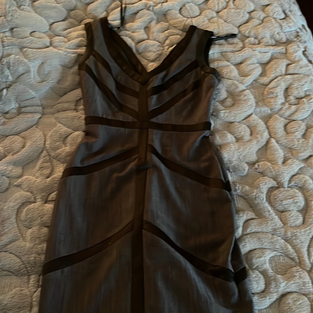 Great dress. Can use for going to a wedding or going to a meeting! Size 00